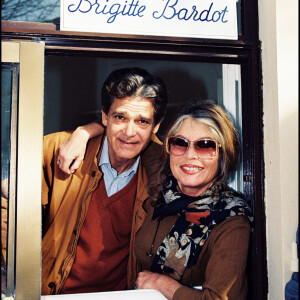 Brigitte Bardot et son mari Bernard d'Ormale à Saint-Tropez en 1993.