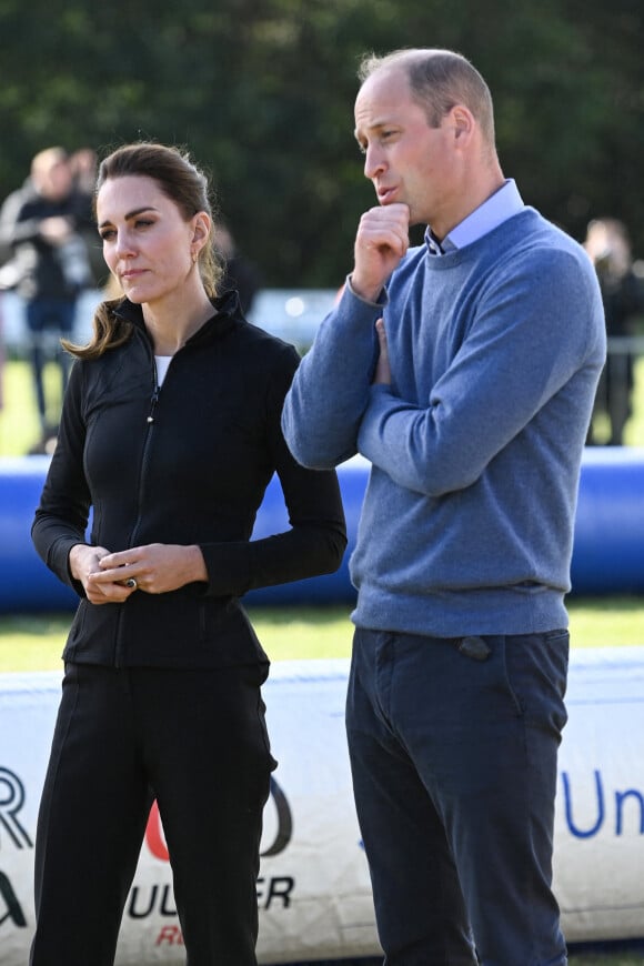 Le prince William, duc de Cambridge, et Catherine (Kate) Middleton, duchesse de Cambridge, visitent le clud de Rugby, City of Derry R.F.C. à Londonderry.