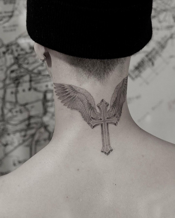 Romeo Beckham montre son nouveau tatouage, dessiné par l'artiste Dr Woo. Janvier 2022.