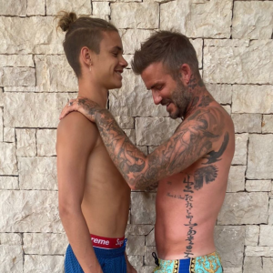 Romeo Beckham marche sur les traces de son père David. Devenu footballeur comme lui, il a également hérité de sa passion pour les tatouages.