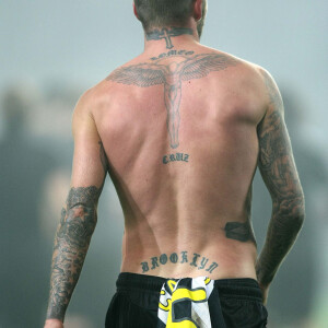 David Beckham possède, comme son fils Romeo, un tatouage au cou. Janvier 2010.