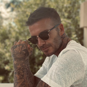 David Beckham possède également un oiseau et la phrase "Lead With Love" tatoués sur la main gauche. Août 2020.