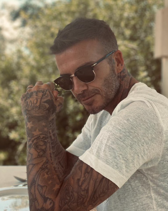 David Beckham possède également un oiseau et la phrase "Lead With Love" tatoués sur la main gauche. Août 2020.