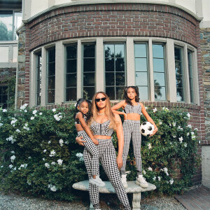 Capture d'écran - La dernière publicité de Beyonce pour Ivy Park x Adidas avec ses filles Blue Ivy et Rumi Carter. James Harden, Ava Phillippe, Natalia Bryant, Jalen Green et Deacon Phillippe figurent également dans la campagne. 