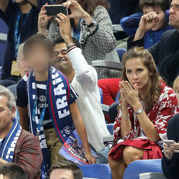 MickaÎl Landreau, Jamel Debbouze, sa femme Mélissa Theuriau et leur fils Léon dans les tribunes du stade de France lors du match de ligue des nations opposant la France à l'Allemagne à Saint-Denis, Seine Saint-Denis, France, le 16 octobre 2018. La France a gagné 2-1. 