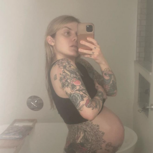 Coeur de Pirate, enceinte, attend patiemment l'accouchement. Janvier 2022.