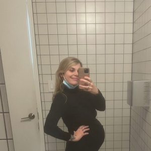 Coeur de Pirate, enceinte de son deuxième enfant. Novembre 2021.