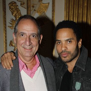 Le producteur français Gérard Drouot et Lenny Kravitz, le jour où l'artiste à reçu la médaille de chevalier de l'ordre des Arts et des Lettres à Paris, en 2011.