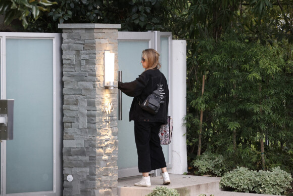 Jodie Sweetin arrive au domicile de Kelly Rizzo, la veuve de Bob Saget. Los Angeles, le 10 janvier 2022.