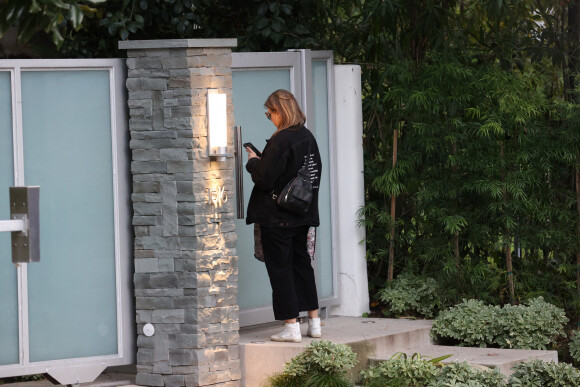 Jodie Sweetin arrive au domicile de Kelly Rizzo, la veuve de Bob Saget. Los Angeles, le 10 janvier 2022.