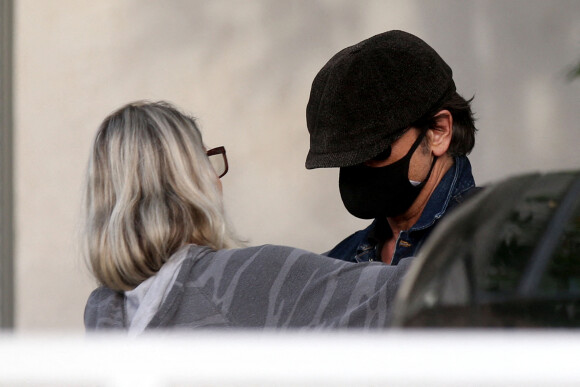 John Stamos arrive au domicile de Kelly Rizzo, la veuve de Bob Saget. Los Angeles, le 10 janvier 2022.