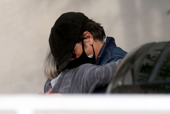 John Stamos, dévasté par la mort de Bob Saget, arrive au domicile de Kelly Rizzo, la veuve de l'acteur.