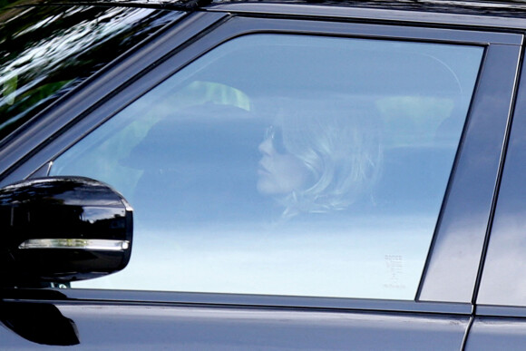 John Stamos arrive au domicile de Kelly Rizzo, la veuve de Bob Saget. Los Angeles, le 10 janvier 2022.