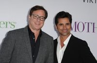 Mort de Bob Saget : John Stamos dévasté auprès de sa veuve, photos déchirantes...