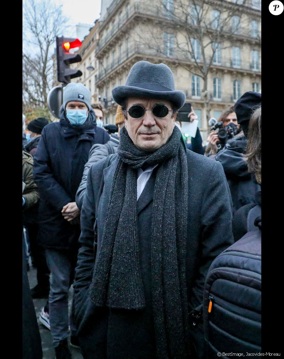 Francis Lalanne - Sorties de la messe en hommage aux frères Igor et Grichka Bogdanoff (Bogdanov) en l'église de La Madeleine à Paris. Le 10 janvier 2022 © Jacovides-Moreau / Bestimage