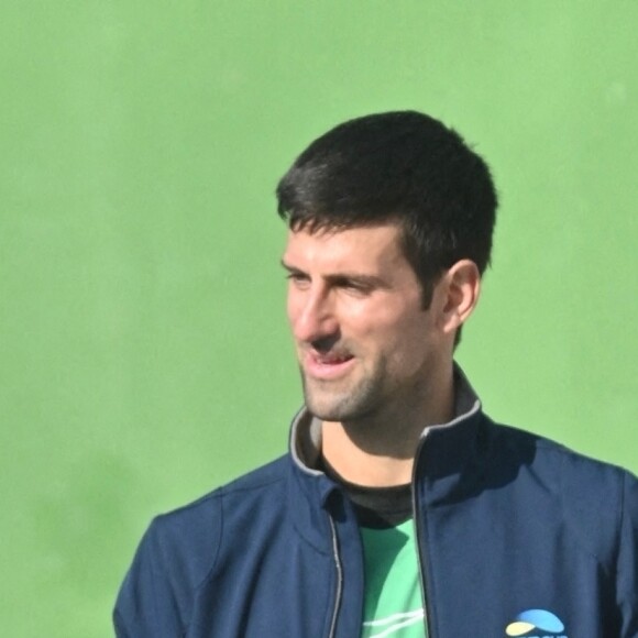 Novak Djokovic joue au football sur le court de tennis avec son frère Marko à Marbella, Espagne, le 4 janvier 2022.