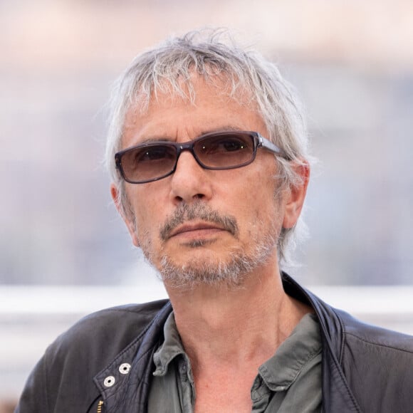 Leos Carax au photocall du film Annette lors du 74ème festival international du film de Cannes le 6 juillet 2021 © Jacovides / Moreau / Bestimage  Photocall of the movie Annette during 74th Cannes Film Festival in Cannes on july 6th 2021 