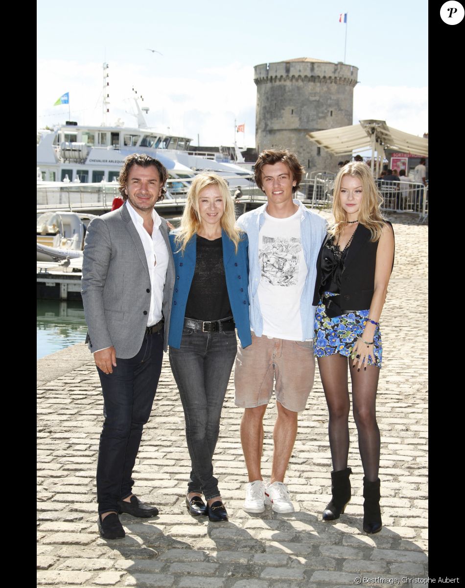 Michael Youn, Sylvie Testud, Axel Naroditzky, Romane Jolly de Fugueuse - Photocall lors du Festival de la Fiction de La Rochelle. Le 17 septembre 2021 © Christophe Aubert via Bestimage