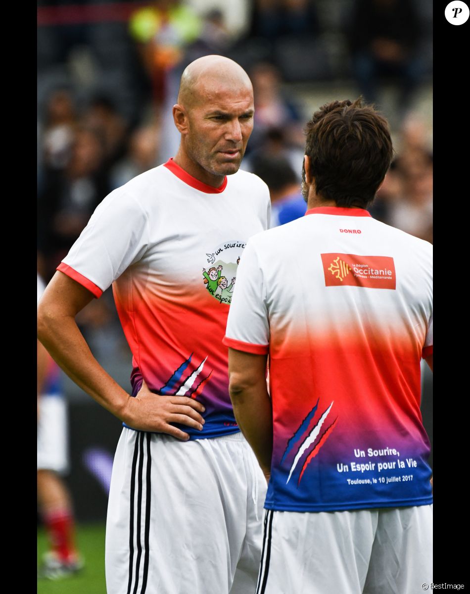 Zinédine Zidane et Bixente Lizarazu - Les champions du monde de 98 ont défié les rugbymen du Stade toulousain lors d'une rencontre caritative pour l'association de Pascal Olmeta "Un sourire, un espoir pour la vie" sur la pelouse du stade Ernest Wallon à Toulouse, France, le 10 juillet 2017. © Agence/Bestimage