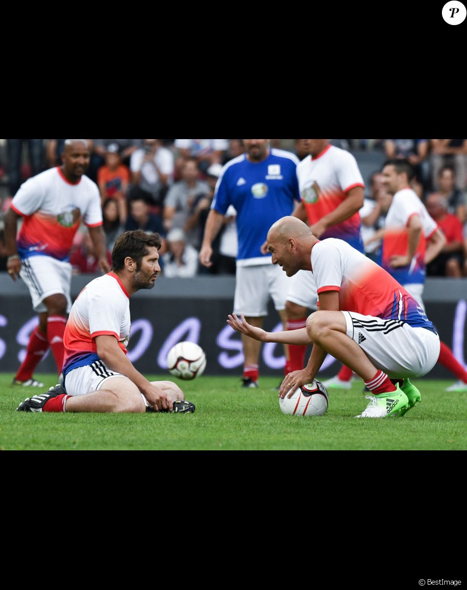 Zinédine Zidane et Bixente Lizarazu - Les champions du monde de 98 ont défié les rugbymen du Stade toulousain lors d'une rencontre caritative pour l'association de Pascal Olmeta "Un sourire, un espoir pour la vie" sur la pelouse du stade Ernest Wallon à Toulouse, France, le 10 juillet 2017. © Agence/Bestimage