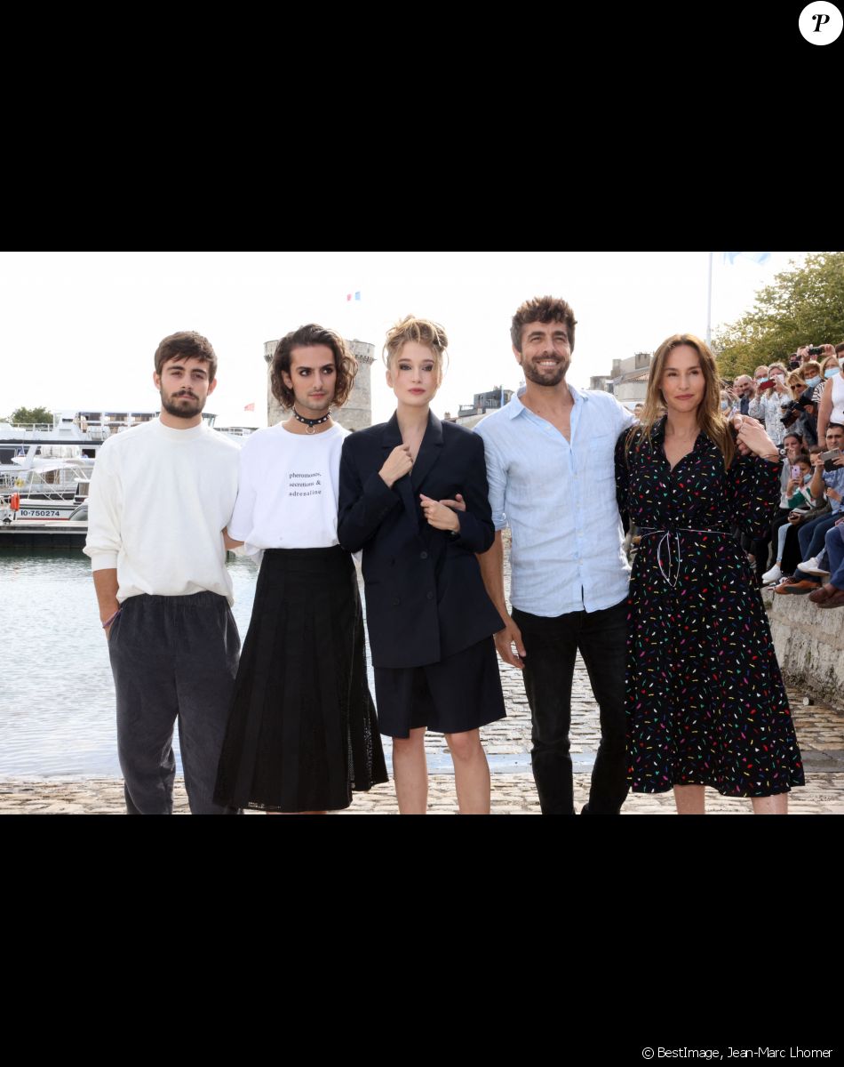 Clément Rémiens, Nicolas Anselmo, Catherine Davydzenka, Augustin Galliana et Vanessa Demouy de "Ici tout commence" - Festival de la Fiction de La Rochelle. Le 18 septembre 2021 © Jean-Marc Lhomer / Bestimage
