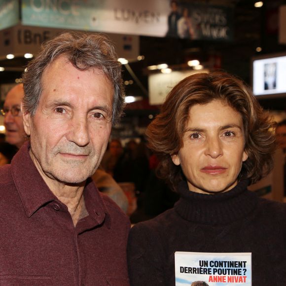 Jean-Jacques Bourdin et sa femme Anne Nivat lors du salon du livre de Paris le 17 Mars 2018 à la Porte de Versailles de Paris. © Denis Guignebourg/Bestimage