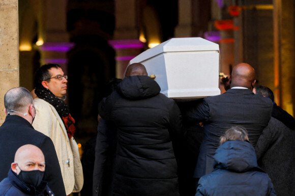 Exclusif - Matthieu Drouot (fils de Gérard Drouot) et le cercueil du défunt aux obsèques de Gérard Drouot en l'église Saint-Jacques du Haut-Pas à Paris, France, le 14 janvier 2022.