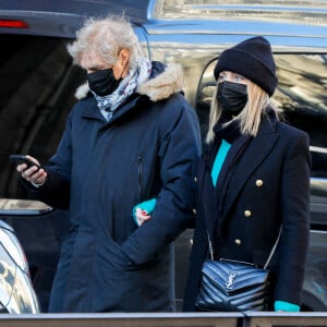 Exclusif - Louis Bertignac et sa femme Laetitia Brichet aux obsèques de Gérard Drouot en l'église Saint-Jacques du Haut-Pas à Paris.