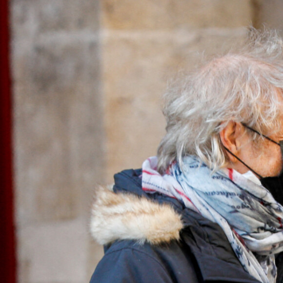 Exclusif - Louis Bertignac, sa femme Laetitia Brichet et guest aux obsèques de Gérard Drouot en l'église Saint-Jacques du Haut-Pas à Paris, France, le 14 janvier 2022.