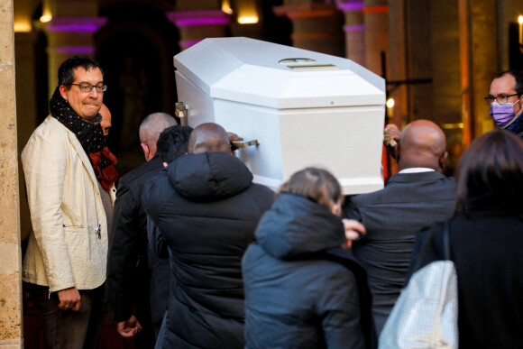 Exclusif - Matthieu Drouot (fils de Gérard Drouot) et le cercueil du défunt aux obsèques de Gérard Drouot en l'église Saint-Jacques du Haut-Pas à Paris, France, le 14 janvier 2022.