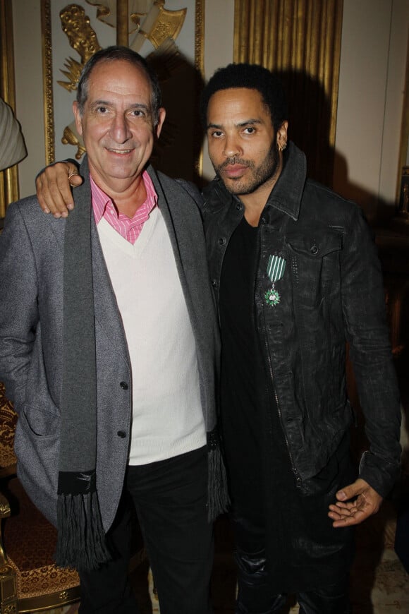 Le producteur français Gérard Drouot et Lenny Kravitz, le jour où l'artiste à reçu la médaille de chevalier de l'ordre des Arts et des Lettres à Paris, en 2011.