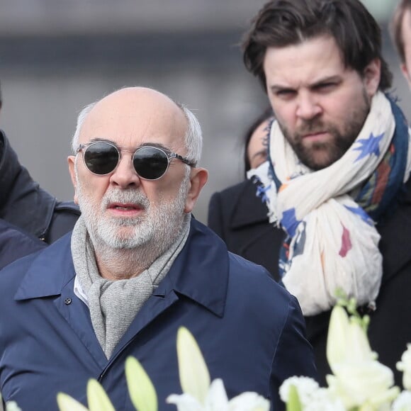 Gérard Jugnot et son fils Arthur Jugnot lors des obsèques de Véronique Colucci au cimetière communal de Montrouge, le 12 avril 2018.