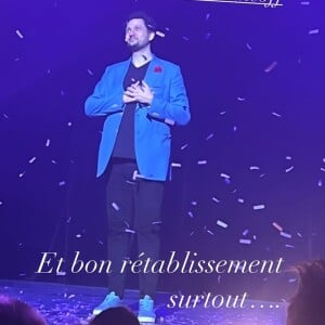 Eric Antoine a chuté en plein spectacle, au Folies Bergères à Paris, le 16 janvier 2022. Faustine Bollaert, présente ce soir-là, lui souhaite un bon rétablissement.