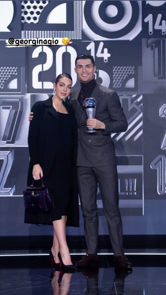 Cristiano Ronaldo et Georgina Rodriguez enceinte de jumeaux lors de la soirée FIFA-The Best 2022.