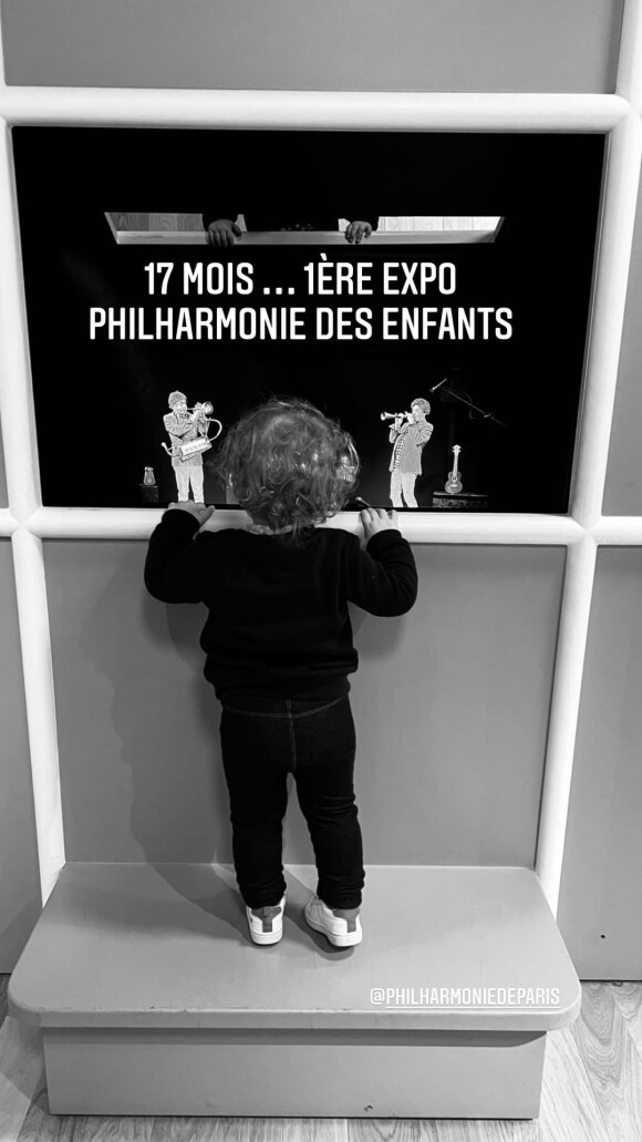 La petite Nina à la Philharmonie de Paris avec sa maman