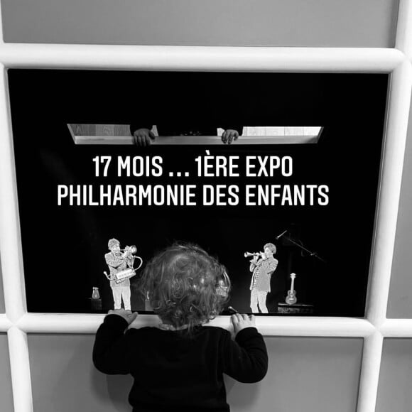 La petite Nina à la Philharmonie de Paris avec sa maman