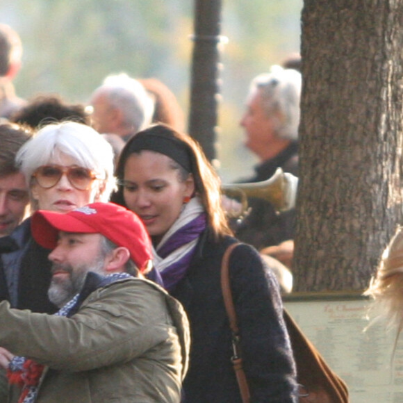 Françoise Hardy et son fils Thomas Dutronc se baladent le long des quais de l'Île Saint-Louis à Paris. Le 2 novembre 2016.