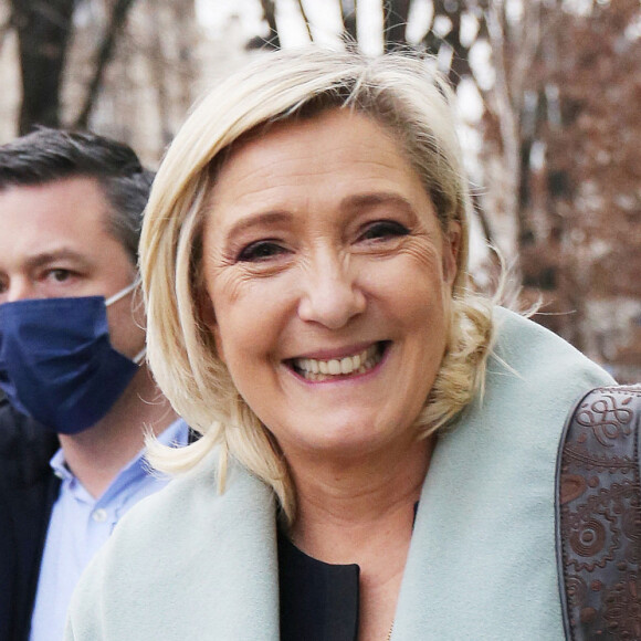 Exclusif - Marine Le Pen, candidate du Rassemblement national aux élections présidentielles, à la sortie des studios de Radio France, le 19 janvier 2022.