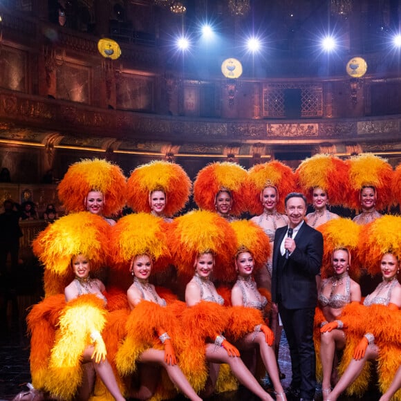 Exclusif - Stéphane Bern et les danseuses du Moulin Rouge - Enregistrement de l'émission "La grande soirée du 31 à Versailles", qui sera diffusée sur France 2. Le 15 décembre 2020 © Tiziano Da Silva - Cyril Moreau / Bestimage 