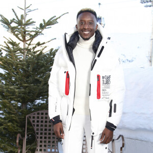 Ahmed Sylla pour le film Jumeaux mais pas trop - Photocall lors de la 25ème édition du Festival international du film de comédie de l'Alpe d'Huez le 20 janvier 2022 © Christophe Aubert via Bestimage