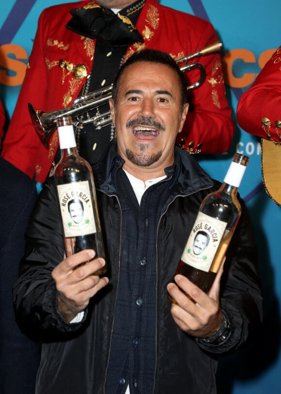 José Garcia présente sa nouvelle cuvée de vin rosé - Photocall de la soirée lors de la 25ème édition du Festival international du film de comédie de l'Alpe d'Huez le 20 janvier 2022 © Dominique Jacovides / Bestimage