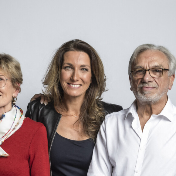 Exclusif - Anne-Claire Coudray entourée de sa soeur Estelle, de Yann Mevel, et de ses parents Michelle et Jean Coudray - Backstage - Enregistrement de l'émission "La Chanson secrète 10" diffusée sur TF1 le 22 janvier 2022 © Jacovides-Moreau / Bestimage