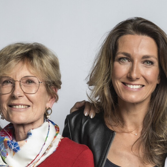 Exclusif - Anne-Claire Coudray entourée de sa soeur Estelle, et de ses parents Michelle et Jean Coudray - Backstage - Enregistrement de l'émission "La Chanson secrète 10" diffusée sur TF1 le 22 janvier 2022 © Jacovides-Moreau / Bestimage