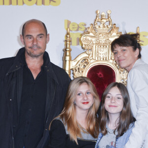 Bernard Campan avec sa femme Anne et ses filles Loan et Nina - Avant-première du film "Les Minions" au Grand Rex à Paris, le 23 juin 2015. 