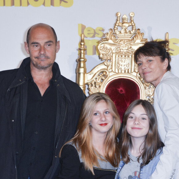 Bernard Campan avec sa femme Anne et ses filles Loan et Nina - Avant-première du film "Les Minions" au Grand Rex à Paris, le 23 juin 2015. 
