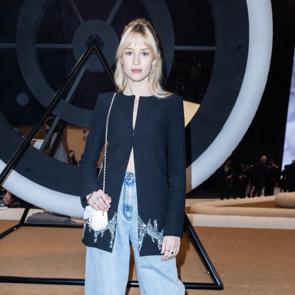 Angèle assiste au 2ème défilé de mode Haute-Couture 2022 "Chanel" au Grand Palais Ephémère à Paris. Le 25 janvier 2022 © Olivier Borde / Bestimage