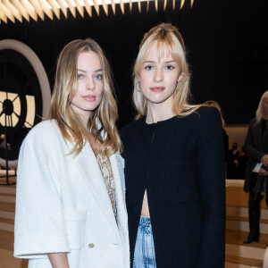 Margot Robbie et Angèle assistent au 2ème défilé de mode Haute-Couture 2022 "Chanel" au Grand Palais Ephémère à Paris. Le 25 janvier 2022 © Olivier Borde / Bestimage