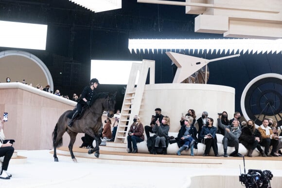 Charlotte Casiraghi défile à cheval lors du 2ème défilé de mode Haute-Couture 2022 "Chanel" au Grand Palais Ephémère à Paris. Le 25 janvier 2022 © Olivier Borde / Bestimage