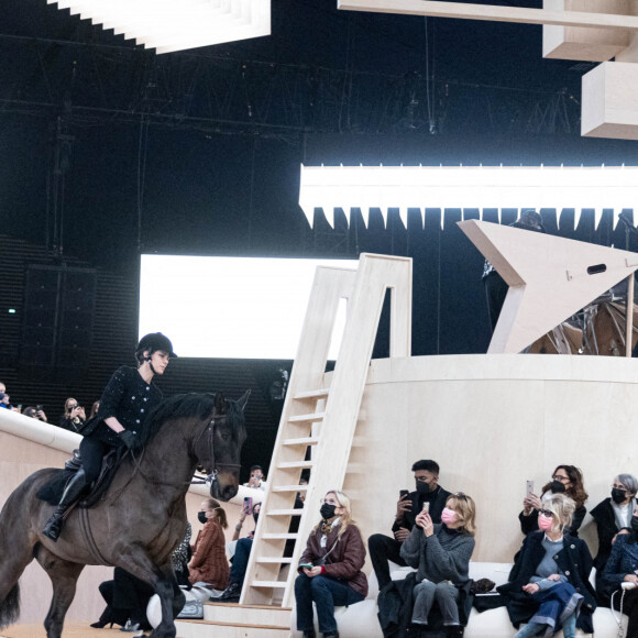Charlotte Casiraghi défile à cheval lors du 2ème défilé de mode Haute-Couture 2022 "Chanel" au Grand Palais Ephémère à Paris. Le 25 janvier 2022 © Olivier Borde / Bestimage