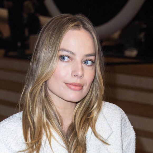 Margot Robbie assiste au 2ème défilé de mode Haute-Couture 2022 "Chanel" au Grand Palais Ephémère à Paris. Le 25 janvier 2022 © Olivier Borde / Bestimage